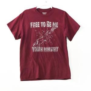 Gildan Mens Maroon T-Shirt Free To Be Me Youth Ministry Cotton Round Neck Size M